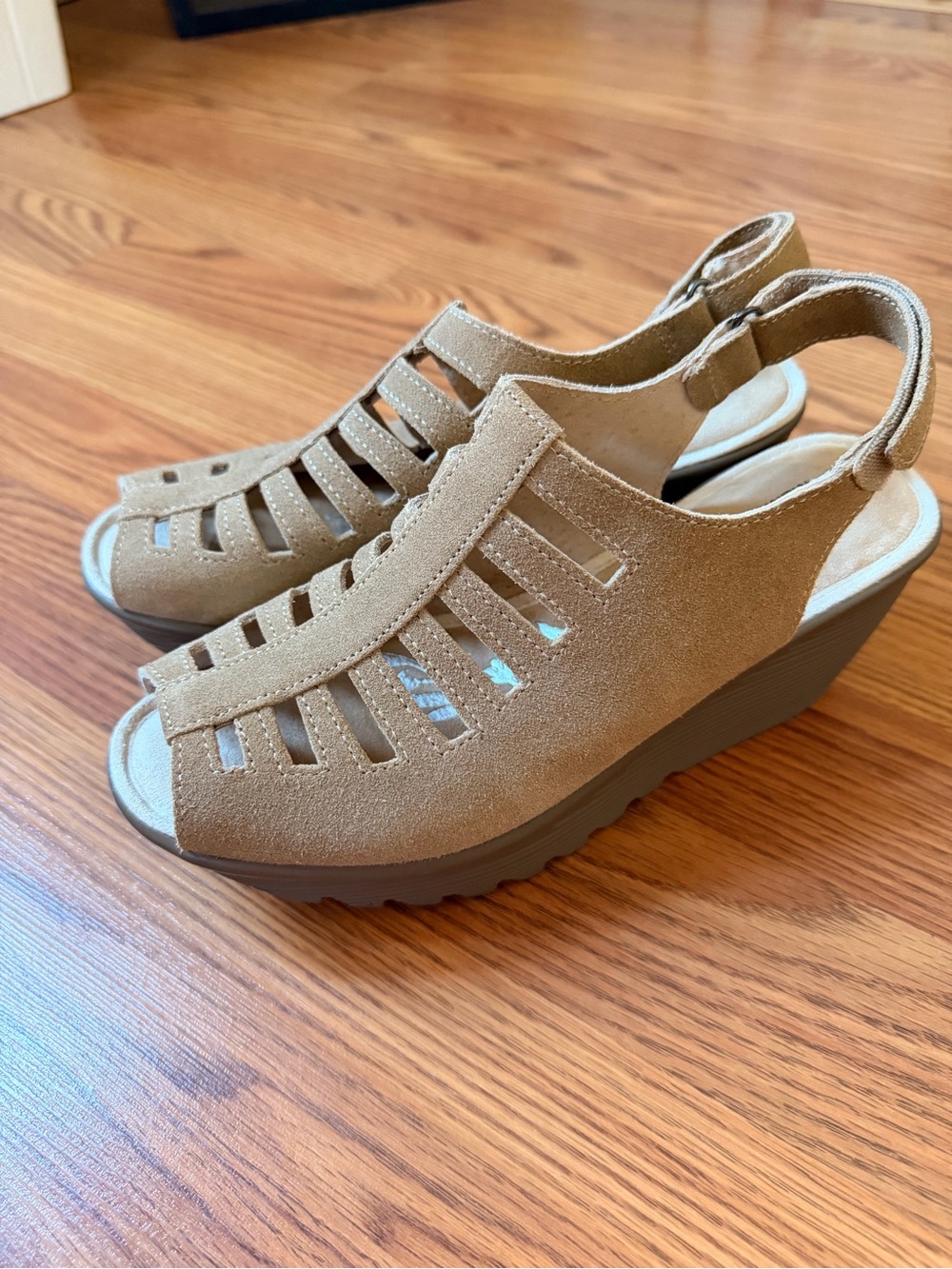 Skechers Tan Suede Slingback Wedge Sandals Size 6 New